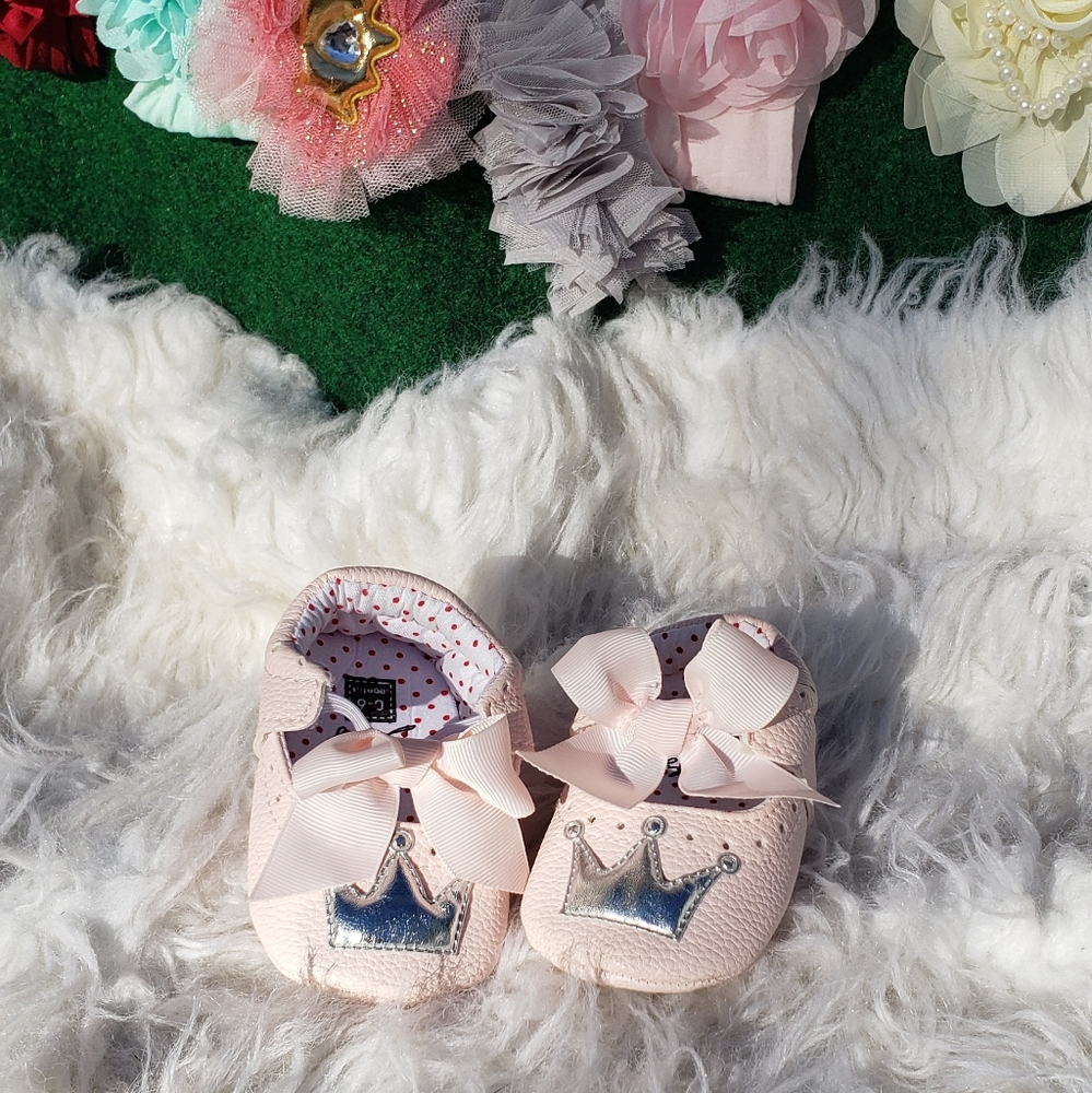 NWT Adorable light pink moccasins with crown & bow